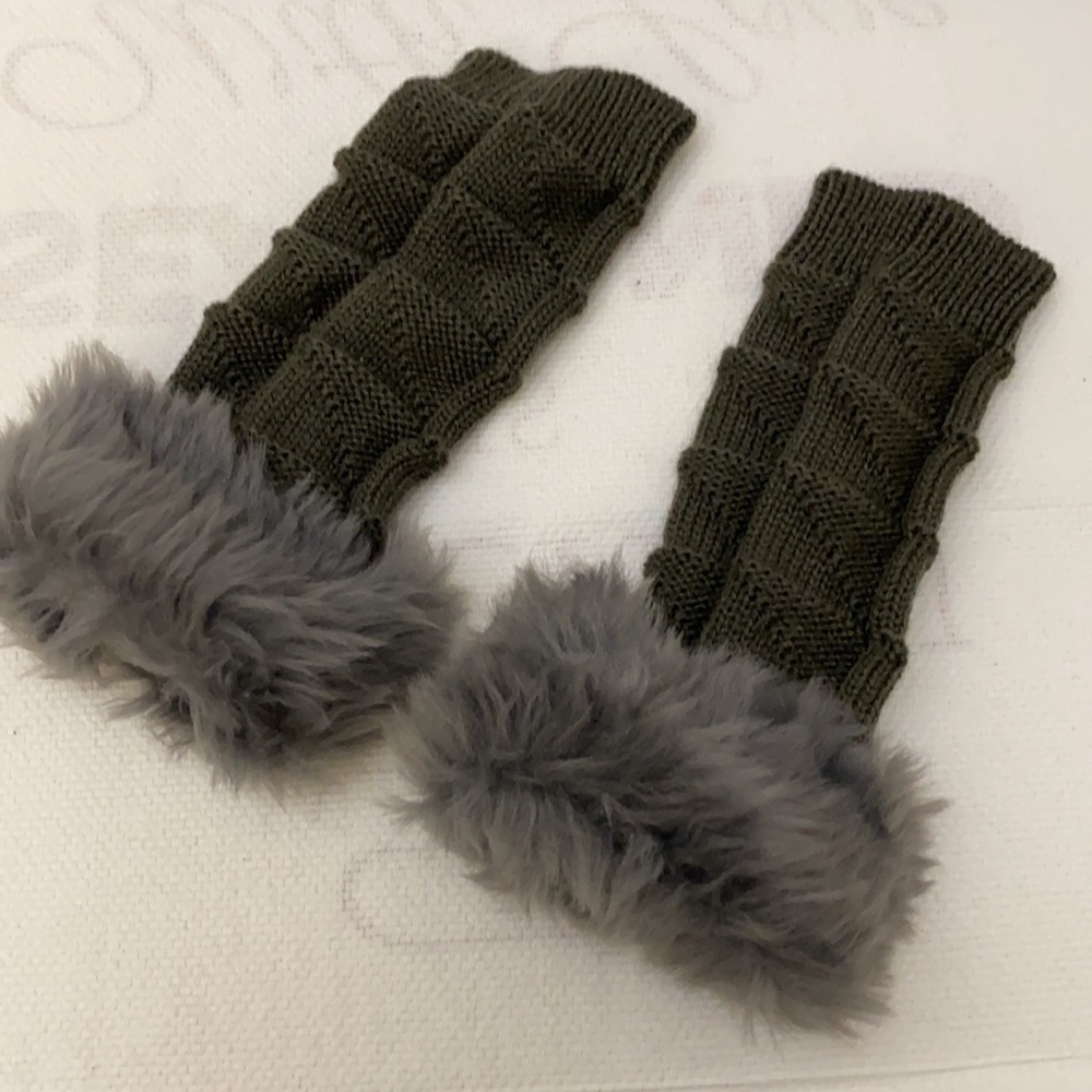 Grey Knit W/ Fur Fingerless Gloves NEW - Picture 2 of 4